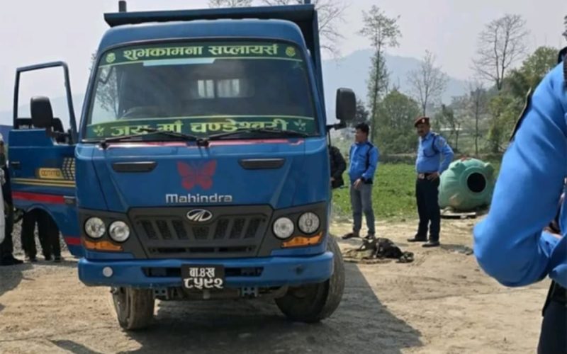 काभ्रेको नालामा बुवाले चलाएको ट्रकले किचेर छोरीको मृत्य