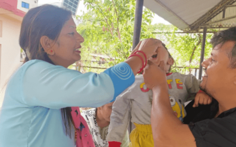 मकवानपुरमा बालबालिकालाई भिटामिन ‘ए’ र जुकाको औसधि खुवाउन सुरु