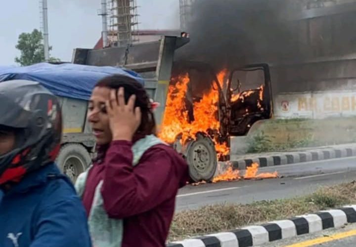 मोरङमा गुडिरहेको टिफरमा आगलागी