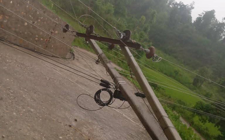 हुरिबतासले बिजुलिको खम्बा ढल्दा बाटो अवरुद्ध