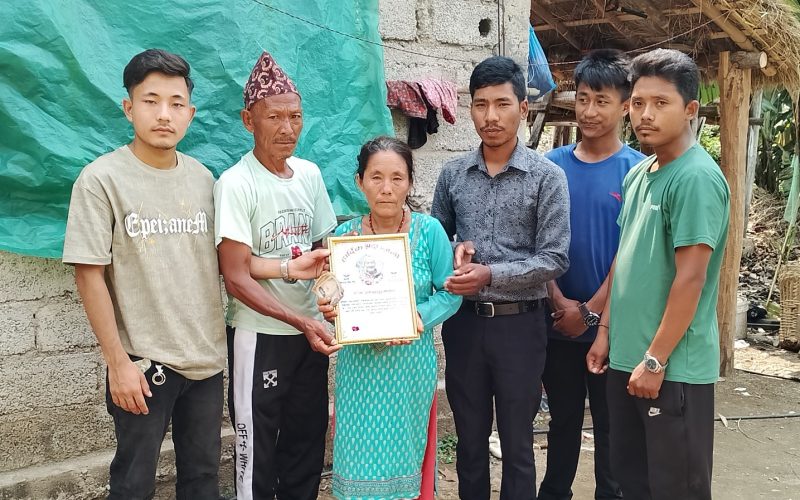मोक्तानप्रती श्रद्धाञ्जली अर्पण गर्दै घर परिवारलाई सहयोग हस्तान्तरण