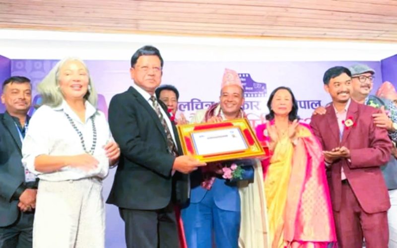 बेतना दैनिकका प्रधान सम्पादक बस्नेतलाई  राष्ट्रिय चलचित्र पत्रकारिता सम्मान २०८२ प्रदान