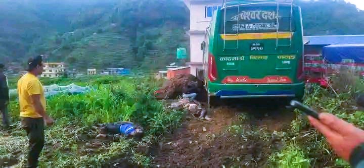 मकवानपुरको थाहा नगरपालिकामा बसले ठक्करबाट तीन जनाको मृत्यु