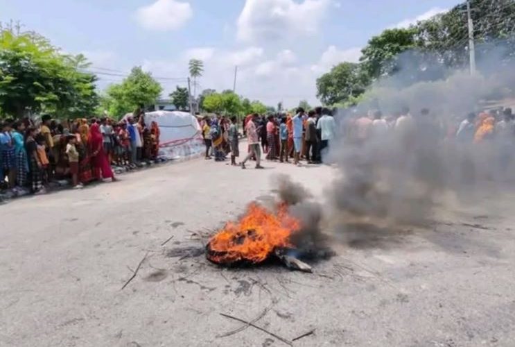 बसको ठक्करबाट १० वर्षीया बालिकाको मृत्यु,क्षतिपूर्तिको माग गर्दै कानेपोखरी–रंगेली सडक अवरुद्ध
