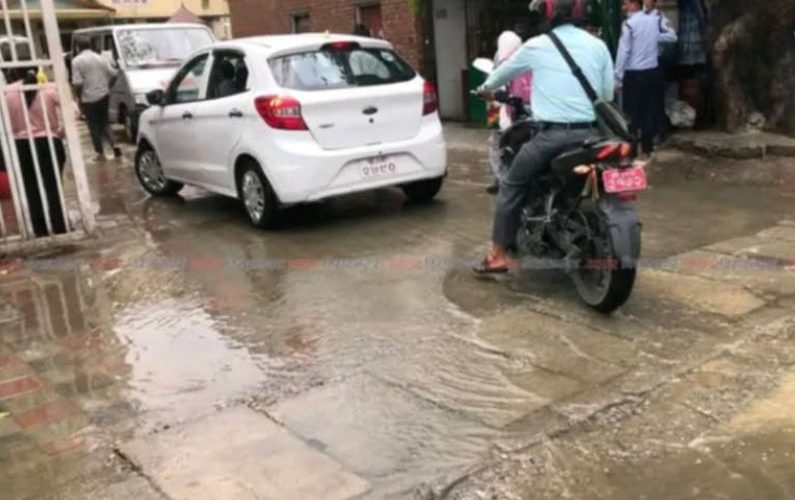 कोशी अस्पताल परिसर जलमग्न, सेवाग्राही फोहोर पानी छिचोलेर सेवा लिन बाध्य