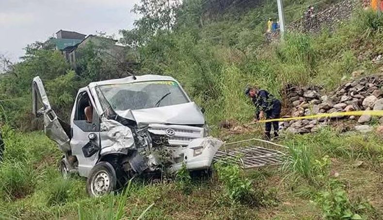 धादिङबाट पोखरा जाँदै गरेको विद्युतीय माइक्रोबस दुर्घटना,तीन जनाको मृत्यु,आठ घाइते