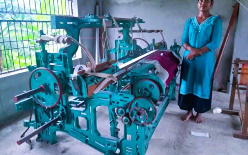 अल्पसंख्यक सन्थाल समुदायका महिलालाई परम्परागत पहिरन बुन्ने  तालिम