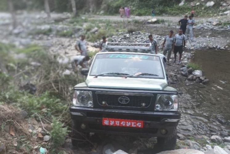 बीरगञ्जबाट मकवानपुरको झरना ड्याममा घुम्न आएको सुमो गाडी ब्रेक फेल हुँदा दुर्घटना
