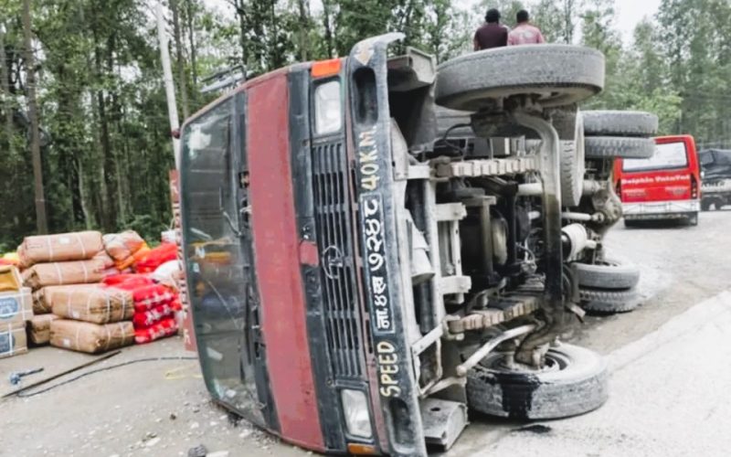 पथरी-मंगलबारे सडकखण्डमा ट्रक पल्टियो,सडकमा सामग्री छरिए