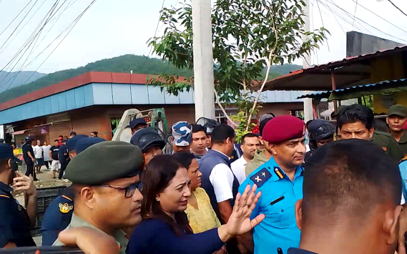 हुकुम्बासीलाई होइन सुकुम्बासीलाई बस्न देउ भन्दै हेटौंडामा नाराबाजी