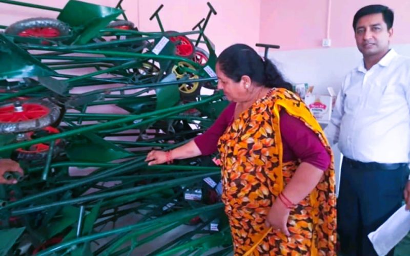 उर्लाबारीका किसानलाई आधुनिक हलो वितरण