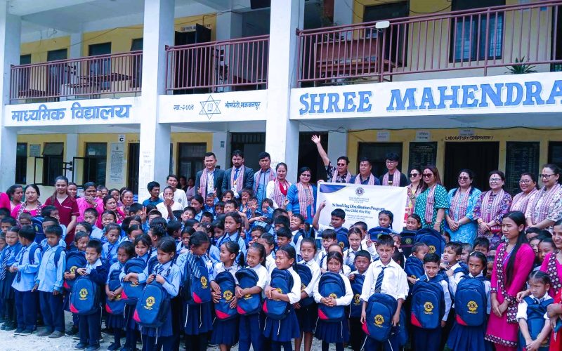लायन्स क्लब काठमाडौंको सहयोगार्थमा महेन्द्र माध्यमिक विद्यालय भीमफेदीका बालबालिकाहरुलाई झोला बितरण