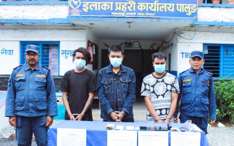 मकवानपुर जिल्लाको थाहा नगरपालिकामा दिउँसै तीनवटा घरमा चोरी,चोरीको आशङ्कामा ३ व्यक्ति पक्राउ
