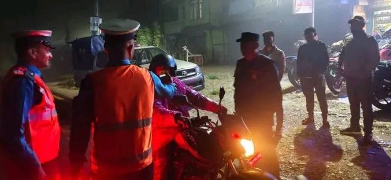 दोलखामा मापसे नियन्त्रण कडाई : डिएसपी महतो स्वयं सडकमा सवारी चेकजाँचमा