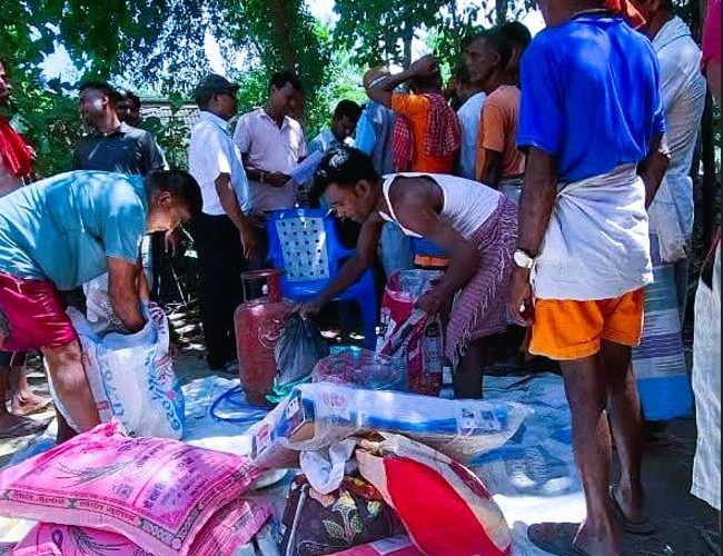 देवाही गोनाही–८ प्रेमपुरमा रातको समयमा आगलागी, धर्मेन्द्र महतो नुनियाको घर जलेर नष्ट, राहत वितरण