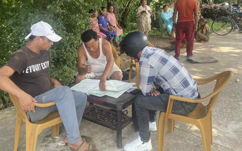 “भूमिहीन सुकुम्बासीको पाँचौं दिनको अभियान : ‘मध्यवर्ती क्षेत्र खारेज गरौं’ भन्दै जनसमर्थन संकलन जारी”