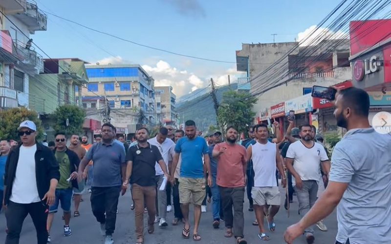हेटौडामा संविधान रक्षा र राष्ट्रपतिलाई सार्वजनिक गर्न माग गर्दै तीन दलसम्बद्ध युवाहरूको प्रदर्शन