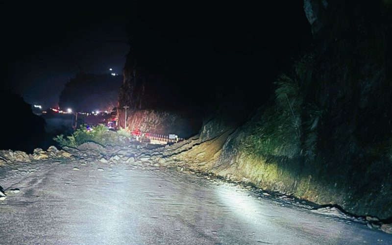 मुग्लिन–नारायणगढ सडक खण्डमा ठूलो पहिरो, दुईतर्फी आवतजावत अवरुद्ध