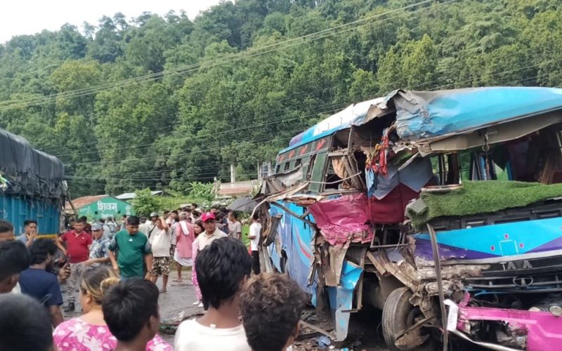 हेटौंडा-१९ दारिमटारमा बस, ट्रक र ट्यांकर ठोक्किँदा गम्भीर दुर्घटना