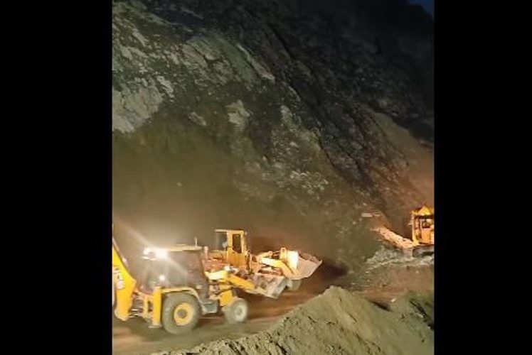 मुग्लिन–नारायणगढ सडक खण्डमा खसेको पहिरो ४५ मिनेटमै पन्छाइ दुवै तर्फी आवागमन सुचारु