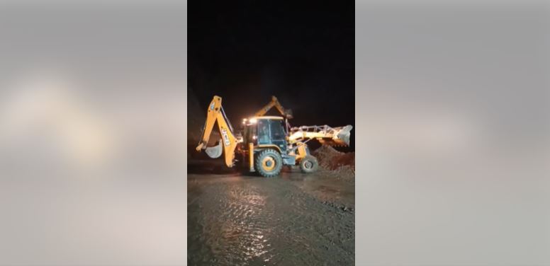 टुइन खोलामा खसेको पहिरो हटाउने अन्तिम चरण, आज रातिसम्म सडक खुल्ने सम्भावना