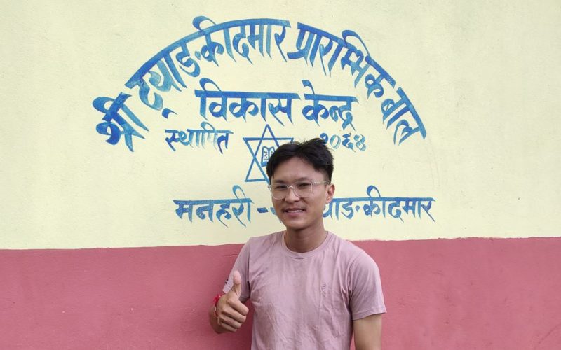 जन्मदिनको अवसरमा पत्रकार सन्देश थिङद्वारा ट्याङ्की दमारका बालबालिकालाई शैक्षिक सामग्री र ९८ वर्षीया वृद्धालाई खाद्यान्न सहयोग