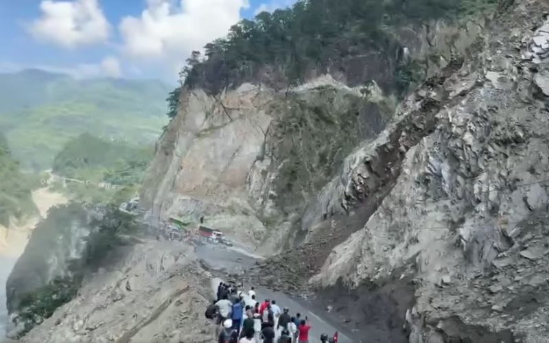 नारायणघाट–मुग्लिन सडकखण्डको तुइनखोलामा फेरि पहिरो, यात्रु बिचल्ली