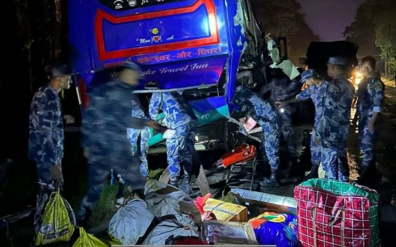 चितवनको टिकौली जंगलमा सवारी दुर्घटना: घाइतेहरूको सशस्त्र प्रहरीले तत्काल उद्धार