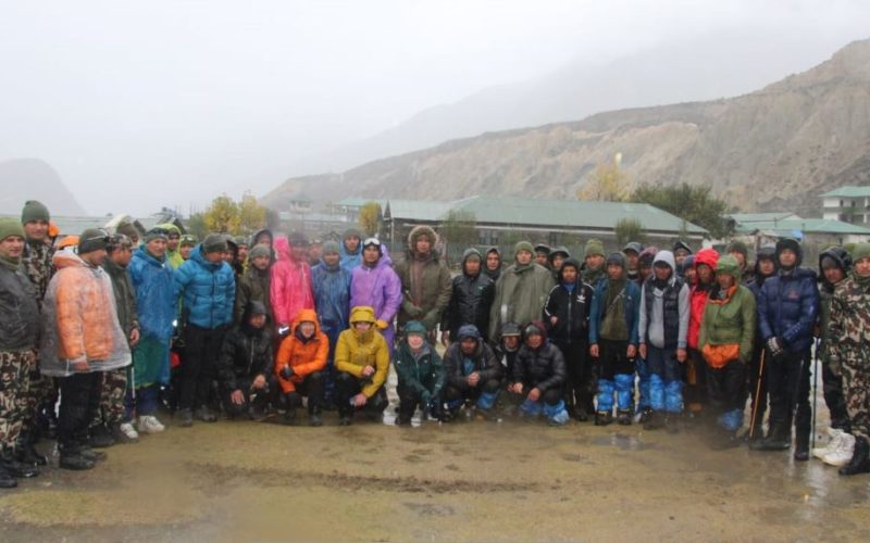 मुस्ताङको बतासेडाँडामा हिमपातमा फसेका १५ जना पर्यटकलाई नेपाली सेनाद्वारा सफल उद्धार