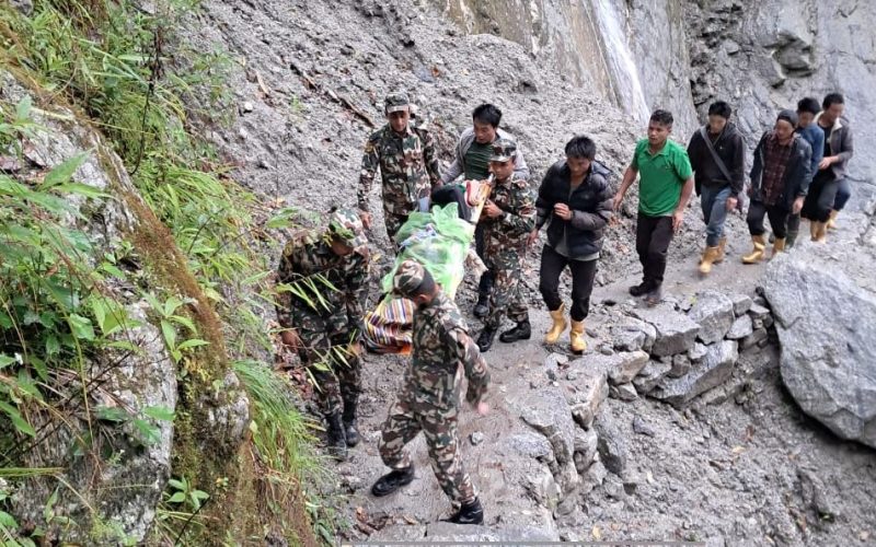संखुवासभाको दुर्गम गाउँकी बिरामी महिलाको नेपाली सेनाद्वारा सफल उद्धार
