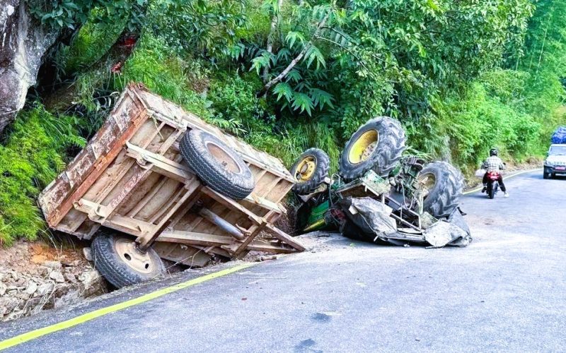 ताप्लेजुङको बहनन्दे नजिक मेचि राजमार्गमा ट्याक्टर दुर्घटना, चालक सामान्य घाइते