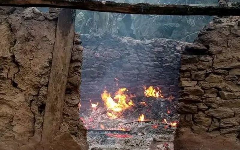 राक्सिराङ–७ मा सोलारबाट सल्किएको आगलागीले बिष्णु मायाँ प्रजाको घर पूर्णरुपमा नष्ट