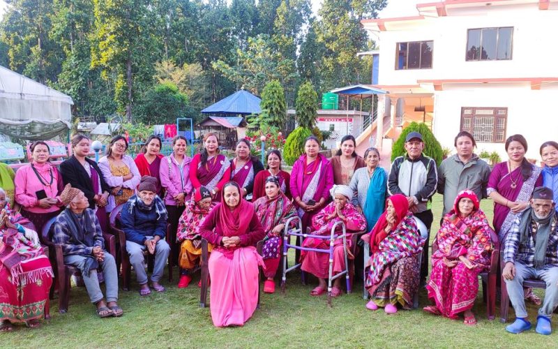 हेटौडाको दिव्य सेवा निकेतनमा दलित मिलिजुली बहुउद्देश्य उद्यमी समूहद्वारा खाजा वितरण तथा न्यानो कपडा