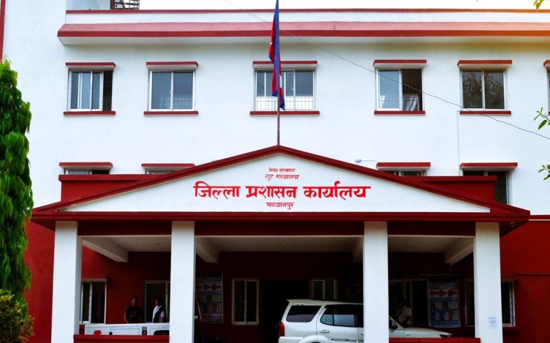 हेटौडामा सडक विस्तारका लागि संरचना हटाउन प्रशासनको आग्रह, अवरोध नगर्न सर्वसाधारणलाई अनुरोध