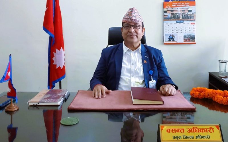 मकवानपुरका नवनियुक्त प्रमुख जिल्ला अधिकारी बसन्त अधिकारीले पदभार ग्रहण गरे