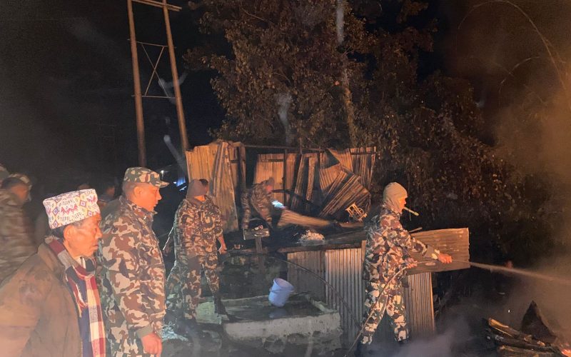 मिक्वाखोला–४ फुङफुङे तेम्बा बजारमा मध्यरात आगलागी, नेपाली सेनासहित सुरक्षाकर्मीको सहकार्यमा नियन्त्रण
