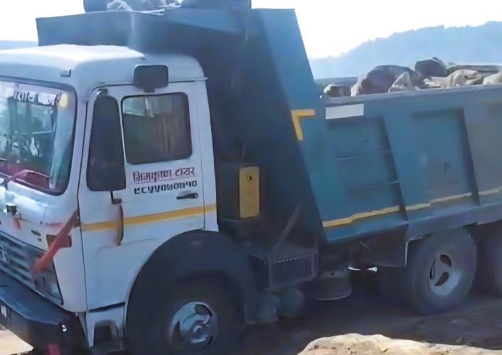 मकवानपुरमा अवैध नदिजन्य सामग्री उत्खननमा संलग्न स्काभेटर र टिप्पर नियन्त्रण