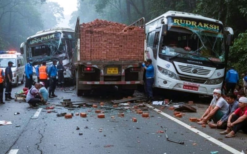 भरतपुरको टिकौली जंगलमा भीषण दुर्घटना : दुई बस र ट्रक ठोक्किँदा ३३ जना घाइते