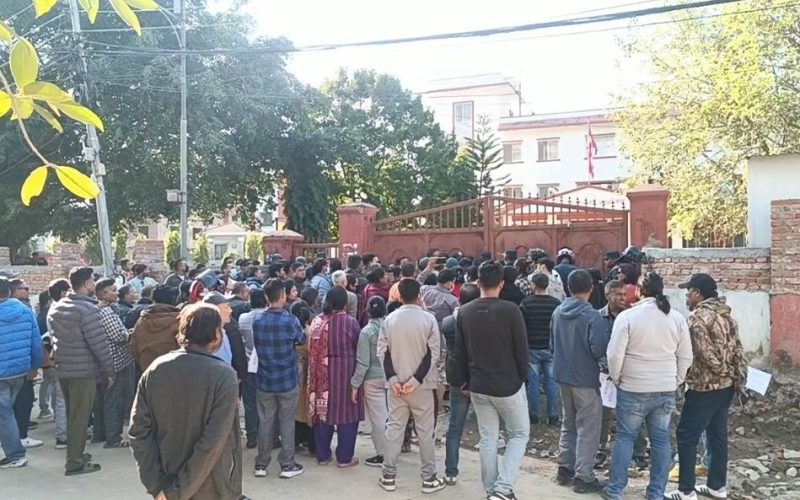 हेटौंडामा २५/२५ गज सडक विस्तारको विरोधमा घरधनीहरू आन्दोलित, प्रमुख जिल्ला अधिकृतसँग वार्ता जारी