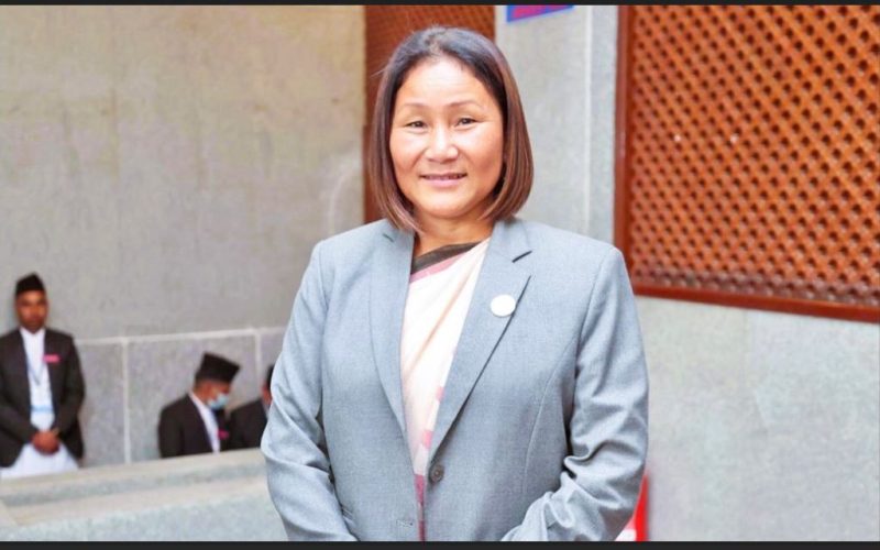 उपसभामुख इन्दिरा रानाद्वारा सरकारी गाडी फिर्ता, ट्याक्सी चढेर बाहिरिइन्