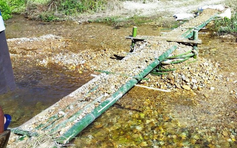 हात्तिगौडा–गोठदमार सडकखण्डको खोलामा अस्थायी बाँसको पुल निर्माण, स्थायी समाधानका लागि जनप्रतिनिधिसँग माग