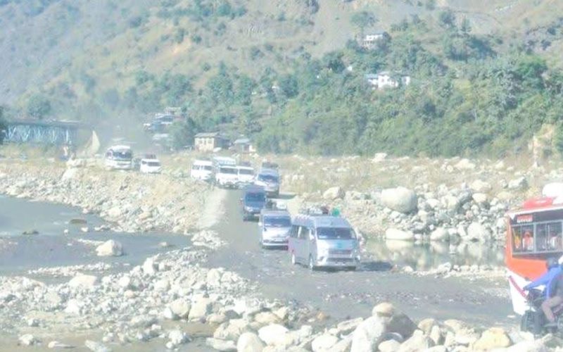 बीपी राजमार्गको यात्रा झन् कष्टकर, रोशी खण्डले थपियो कम्तीमा १ घण्टा