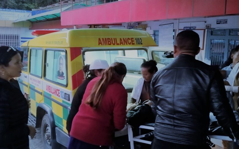 दोलखामा कार–मोटरसाइकल ठोक्किँदा एक युवक गम्भीर घाइते