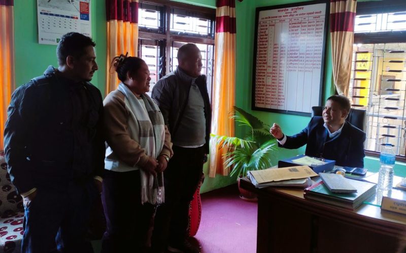 हेटौंडा–१५ भोर्लेमा सार्वजनिक जमिन नामसारी विवाद: २११ सुकुम्बासी घरधुरीको हकदाबी गर्दै मालपोत कार्यालयमा कागजपत्र पेश