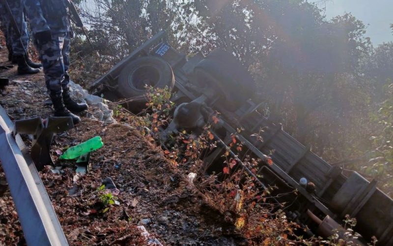 मकवानपुरको इन्द्रसरोवरमा केमिकल बोकेको ट्रक दुर्घटना, चालक सुरक्षित