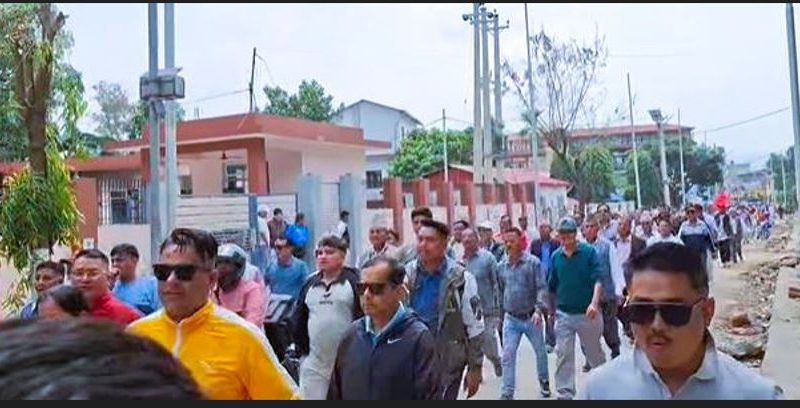 केपी शर्मा ओली पक्राउपछि नेपाल कम्युनिष्ट पार्टी (एमाले) को देशव्यापी आन्दोलन तीव्र, हेटौंडा मा सडक प्रदर्शन