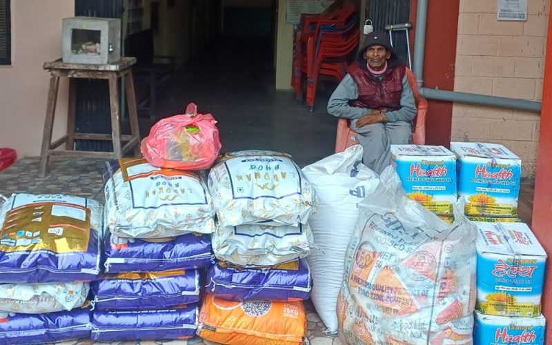 हेटौँडामा मानवता: धनमाया बर्तौलाद्वारा ॐ वृद्धा आश्रमका २३ जेष्ठ नागरिकलाई ५५ हजार बराबरको अन्नदान