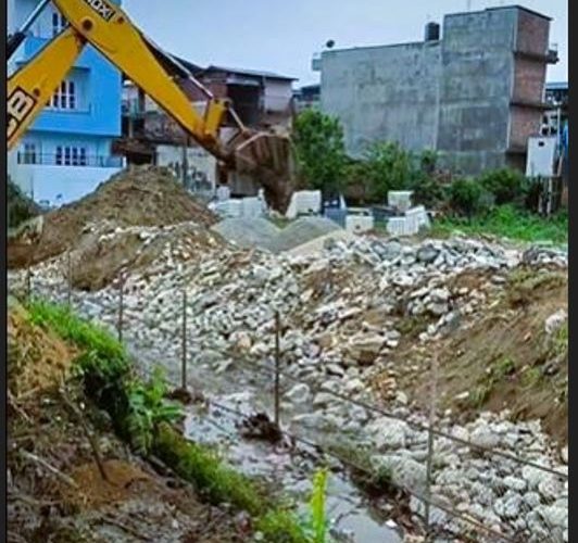 हेटौंडा–२ र ५ बीचको खोल्सो फोहोरले पुरिँदै, बस्तीमा जोखिम बढ्दै