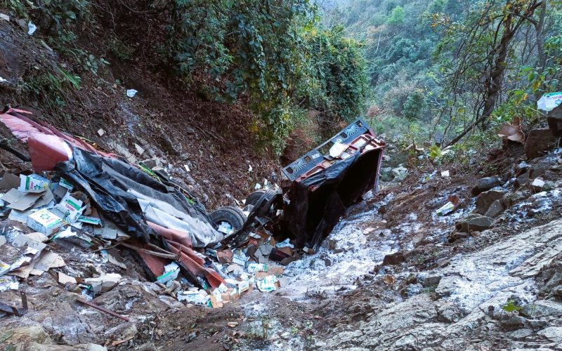 बकैया–११ घट्टेपाखामा ट्रक दुर्घटना: एकको मृत्यु, एक घाइतेलाई भरतपुर रिफर