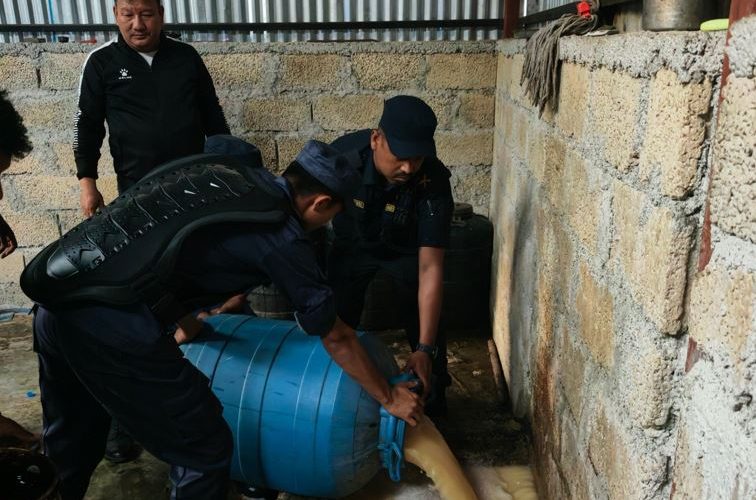 हेटौँडामा अवैध घरेलु मदिरा भट्टीमा प्रहरी छापा, ९ हजार लिटर मदिरासहित ४ जना पक्राउ